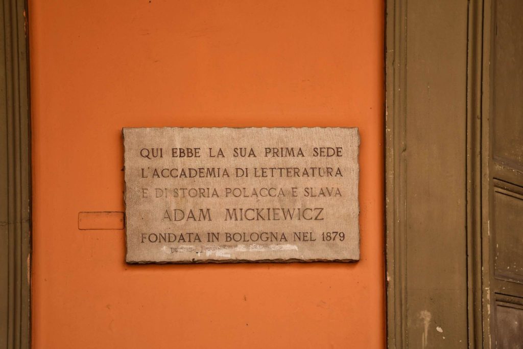 na jednym z budynków jest tablica wspominająca Adama Mickiewicza