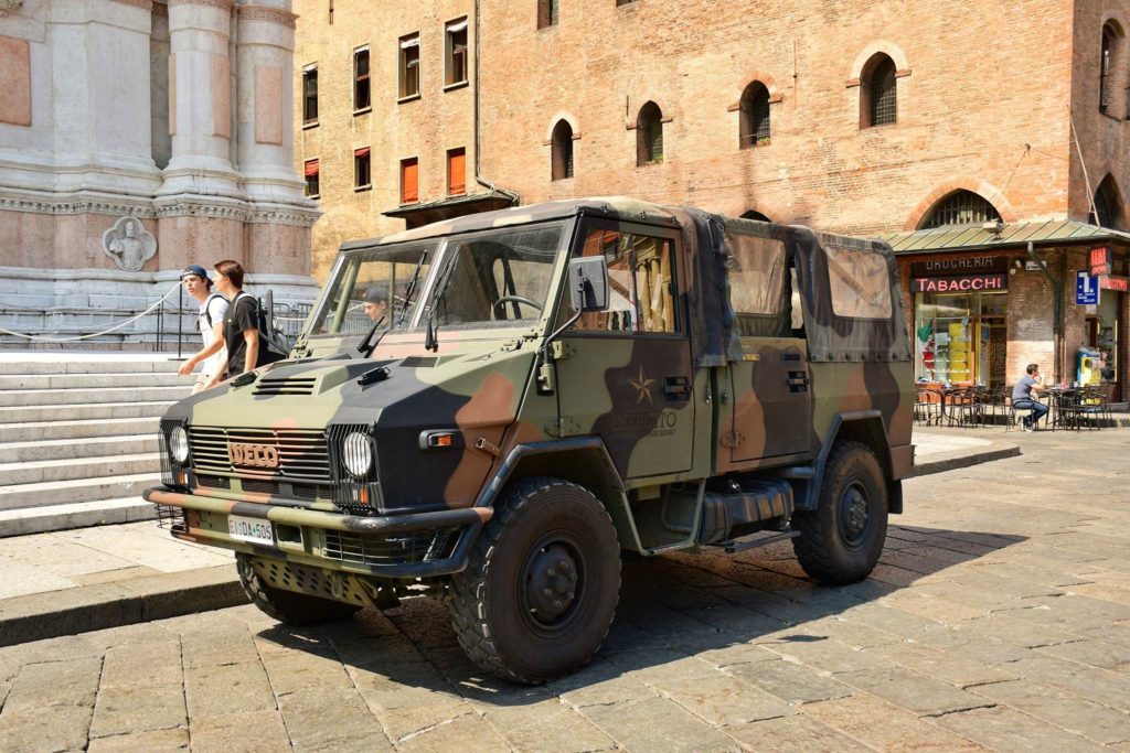 Nie zdziw się, gdy przed Bazyliką zobaczysz wojskowy wóz oraz karabinierów.