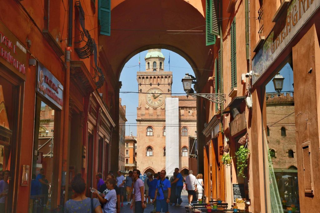 bramę otwarta zawsze znajduje się wzdłuż zabudowy wokół placu Maggiore.