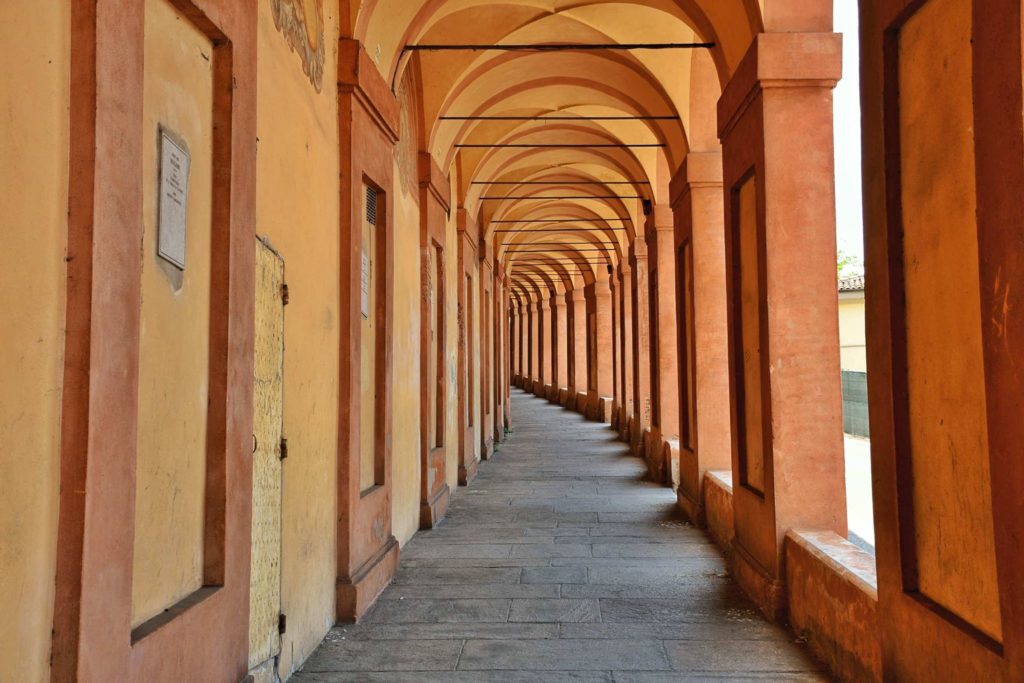 Do Sanktuarium prowadzi długa na prawie 3 kilometry ścieżka pod arkadami.