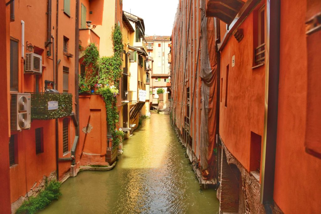 Znajduje się ukryty wśród budynków kanał, do którego można zajrzeć przez okiennice w murze budynku.