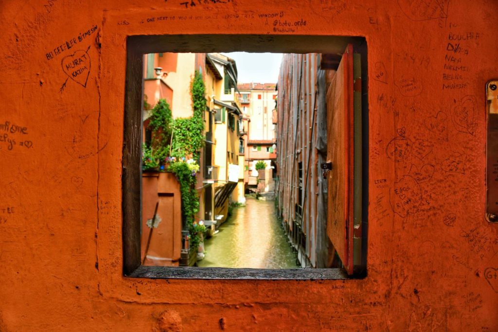 Znajduje się ukryty wśród budynków kanał, do którego można zajrzeć przez okiennice w murze budynku.