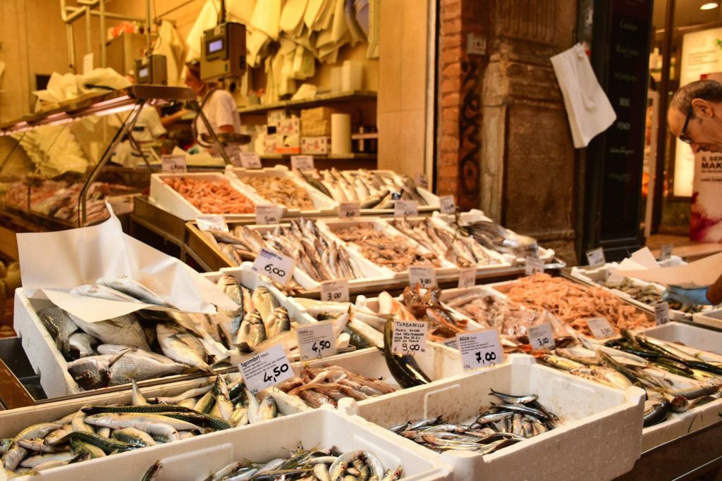 Malutkie sklepy, zazwyczaj mięsne, rybne oraz z makaronami i tortellini.