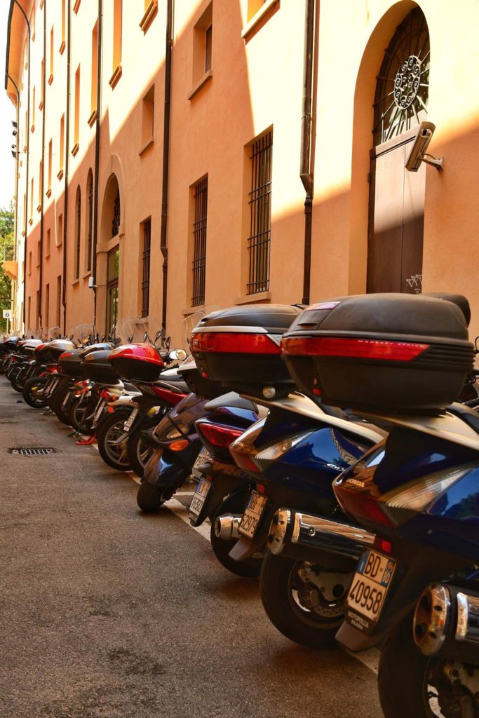 Bolonia to również niezliczona ilość króciutkich uliczek, które nie mają chodników, niektóre z nich zamieniły się w doskonałe parkingi dla skuterów