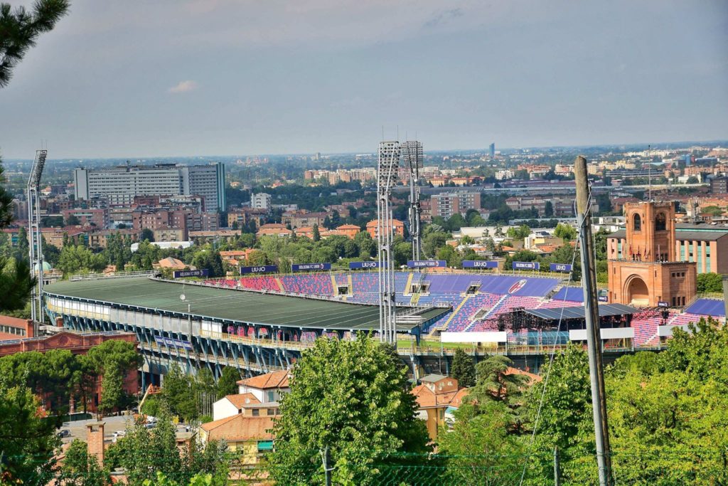 Z arkad jest doskonale widoczny stadion Bologna FC