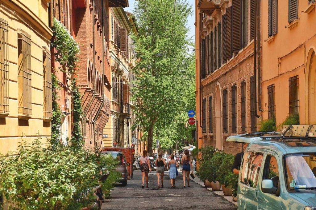 Jedna z uliczek, która prowadzi do Bazyliki zaskoczyła nas ponieważ znajduje się na niej ogromna ilość roślinności.