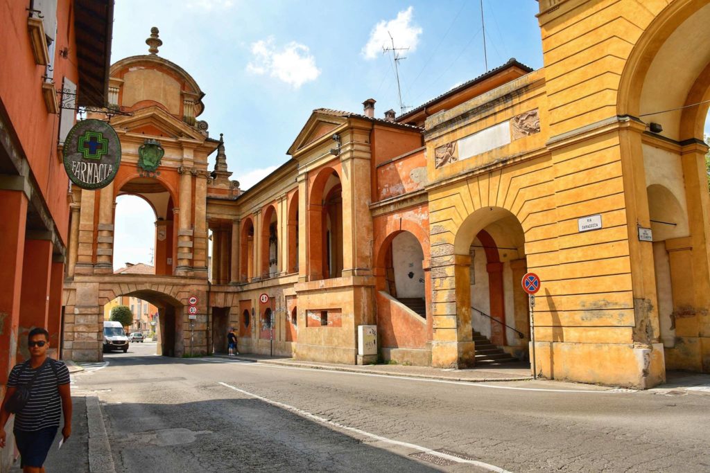 Ścieżka do Sanktuarium pod arkadami rozpoczyna się blisko przystanku Meloncello
