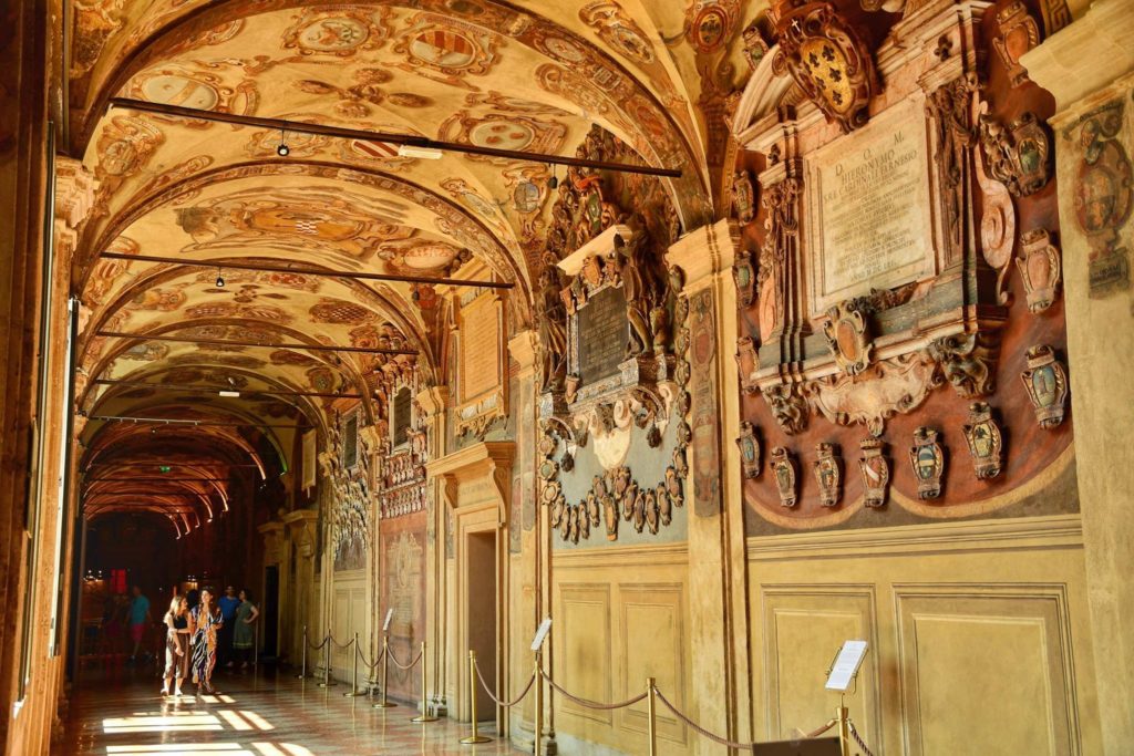 cudowne zdobienia ścian oraz sufitów