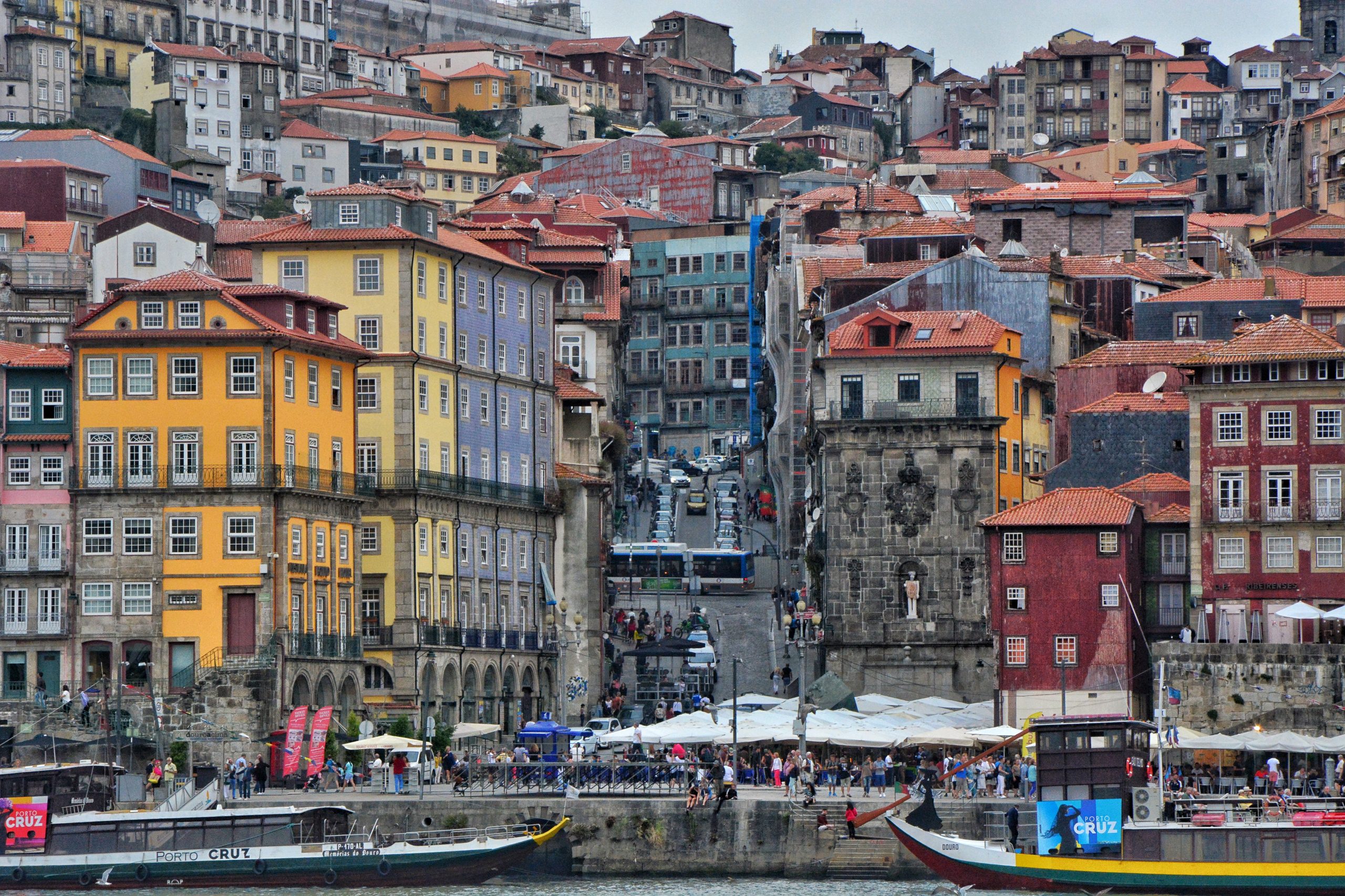 Porto, przez Portugalczyków nazywane Oporto, drugie co do wielkości miasto w Portugalii. Bez wątpienia będąc w Porto należy pójść nad rzekę w okolicach mostu Ludwika oraz zwiedzić nadrzeczną dzielnicę Ribeira wokół tego mostu, przejść się tym mostem na drugą stronę rzeki.