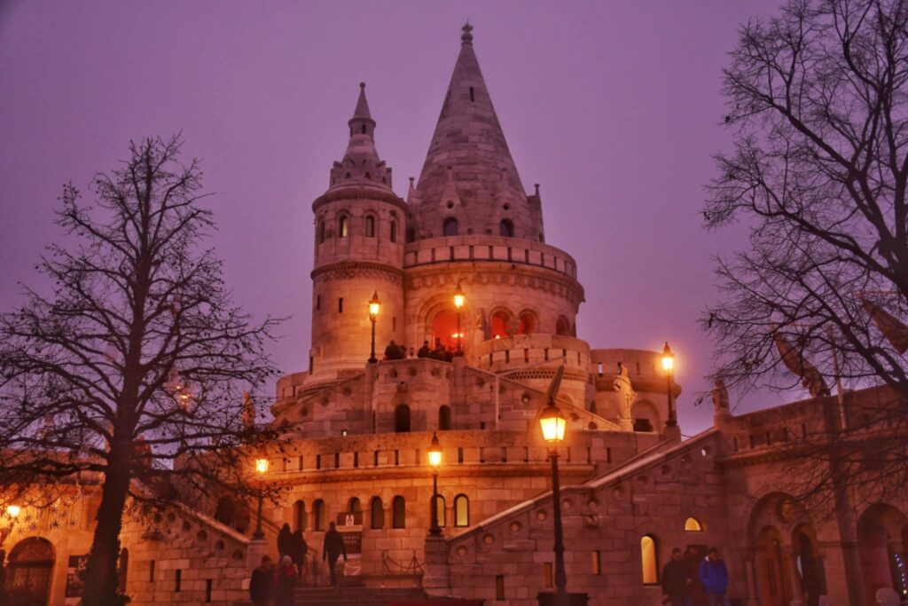 Baszta rybacka Budapeszt Baszt jak z bajki Disneya w Budapeszcie